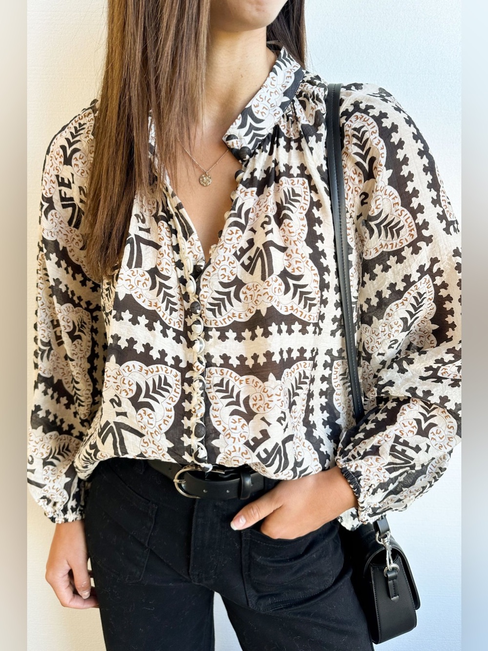 Billy J Women's Printed Button-Front Blouse in Black & Cream - Picture 2 of 9